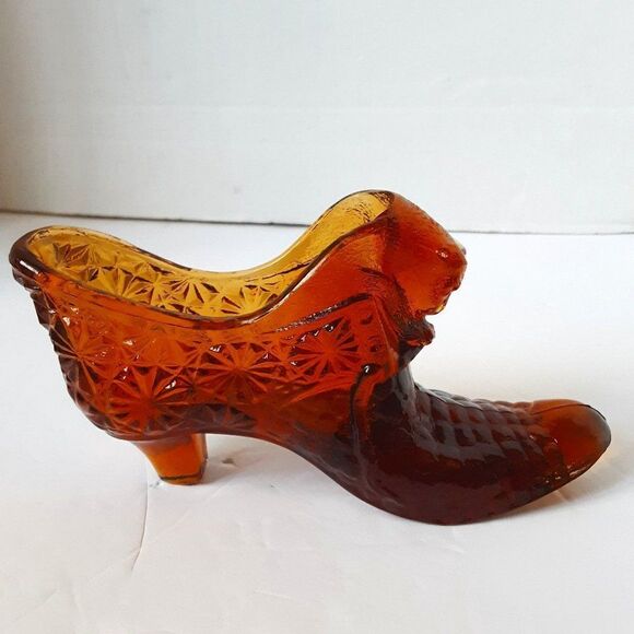 Fenton Glass Shoe with Cat - Amber Glass with Daisy Button pattern - Picture 1 of 10